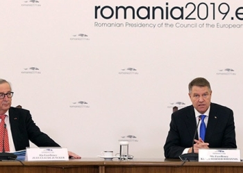 El presidente de Rumanía, Klaus Iohannis, junto al presidente de la Comisión Europea, Jean-Claude Juncker en Bucarest