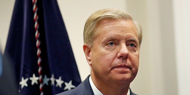 El senador Lindsey Graham espera que el presidente estadounidense, Donald Trump, entre a la sala Roosevelt de la Casa Blanca en Washington, Estados Unidos. Foto: REUTERS/Leah Millis