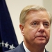 El senador Lindsey Graham espera que el presidente estadounidense, Donald Trump, entre a la sala Roosevelt de la Casa Blanca en Washington, Estados Unidos. Foto: REUTERS/Leah Millis