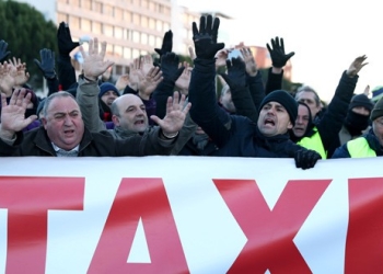 Huelga de taxis en Madrid, a las afueras de los pabellones de Ifema