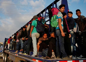 Arrecian trabas contra migrantes centroamericanos. Primero el muro fronterizo, luego la posibilidad de cerrarla y ahora eliminación de los fondos de ayuda para Honduras, Guatemala y El Salvador