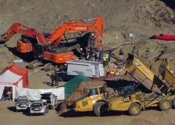 Los mineros descienden por la galería vertical para trabajar en el rescate de Julen