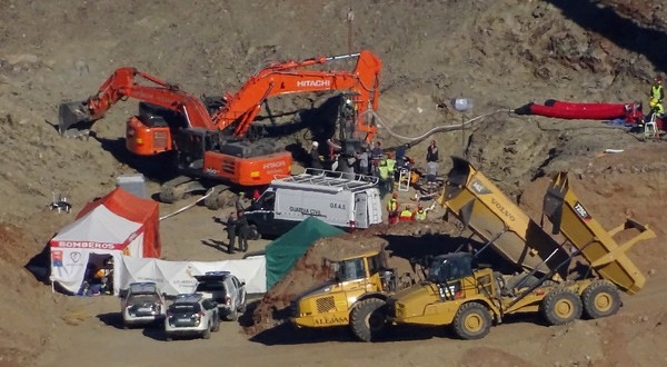 Los mineros descienden por la galería vertical para trabajar en el rescate de Julen