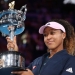 Naomi Osaka posa con el trofeo del Abierto de Australia