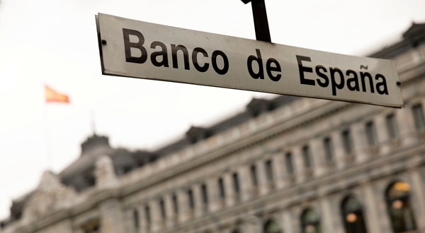 En la imagen de archivo, un cartel junto a una parada de metro junto a la sede del Banco de España en Madrid. REUTERS/Juan Medina