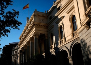 En la imagen de archivo, una bandera española ondea sobre el edificio de la Bolsa de Madrid el 1 de junio de 2016. REUTERS/Juan Medina