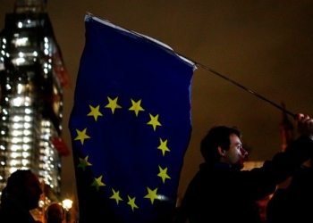 En la imagen, un manifestante contra el Brexit frente al palacio de Westminster antes de la votación del acuerdo del Brexit de Theresa May en Londres, Reino Unido, el 15 de enero de 2019. REUTERS/Henry Nicholls