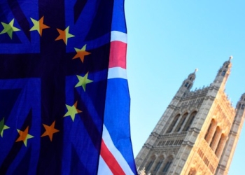 Las banderas de la Unión Europea y Reino Unido ondean a las afueras del Parlamento británico. REUTERS/Clodagh Kilcoyne