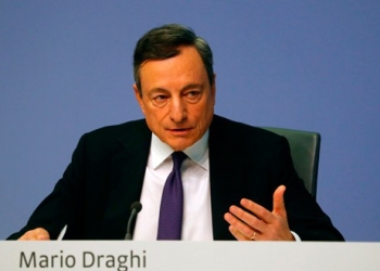 El presidente del Banco Central Europeo (BCE), Mario Draghi, realiza una conferencia de prensa tras la decisión de la tasa de interés del consejo de gobierno en la sede del BCE en Frankfurt, Alemania, el 26 de abril de 2018. REUTERS / Kai Pfaffenbach