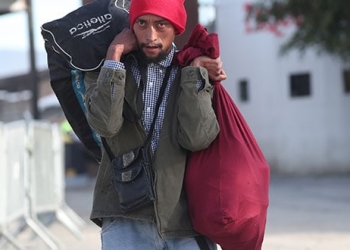 Un migrante intenta llegar a EEUU cerca del refugio Barretal en Tijuana, México.