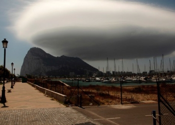 En la imagen de archivo, gente caminando cerca del peñón de Gibraltar en La Línea de la Concepción, España. REUTERS/Jon Nazca/File Photo