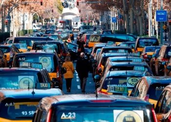 Taxistas colapsan vías en Barcelona. REUTERS