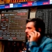 En esta imagen de archivo, un hombre habla por su teléfono móvil en el parqué de la Bolsa de Madrid, el 24 de junio de 2016. REUTERS/Andrea Comas