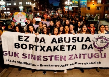 En la imagen, manifestantes con una pancarta en la que se lee: "No es abuso, es violación. Nosotras te creemos" durante una protesta en Bilbao por la sentencia de la Manada el 5 de diciembre de 2018. REUTERS/Vincent West