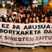 En la imagen, manifestantes con una pancarta en la que se lee: "No es abuso, es violación. Nosotras te creemos" durante una protesta en Bilbao por la sentencia de la Manada el 5 de diciembre de 2018. REUTERS/Vincent West