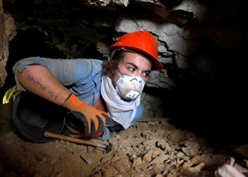 Jóvenes arqueólogos excavan en una nueva cueva en Qumrán, Israel. Manuscritos del Mar Muerto