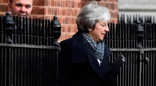 En la imagen, la primera ministra británica Theresa May sale del número 10 de Downing Street en Londres, Reino Unido, el 14 de enero de 2019. REUTERS/Clodagh Kilcoyne
