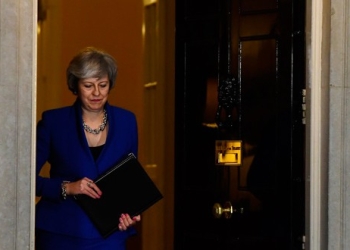 En la imagen, la primera ministra británica, Theresa May, se prepara para dar un discurso tras ganar la moción de confianza después de que el parlamento rechazara su acuerdo del Brexit, en el número 10 de Downing Street en Londres, Reino Unido, el 16 de enero de 2019. REUTERS/Clodagh Kilcoyne