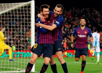 Lionel Messi y Jordi Alba celebran el tercer gol de la victoria ante Leganés. REUTERS