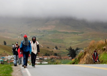 Inmigrantes indocumentados caminan hacia Ecuador junto a la ruta en Berlín, Colombia. 28 de agosto del 2018. REUTERS/Carlos Garcia Rawlins