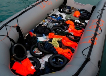 Un bote con flotadores y salvavidas de migrantes en el puerto de Malaga. 15 de enero de 2019. REUTERS/Jon Nazca