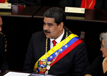 El presidente de Venezuela, Nicolás Maduro, entre el presidente de la Asamblea Nacional Constituyente (ANC), Diosdado Cabello (L) y la presidenta del Consejo Nacional Electoral (CNE), Tibisay Lucena, en la Corte Suprema de Justicia (TSJ), en Caracas, Venezuela. 24 de enero de 2019.