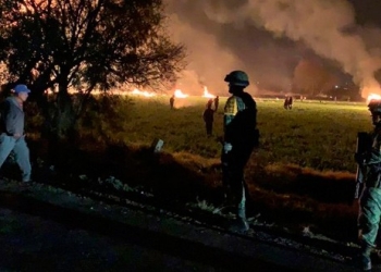 Militares mexicanos observan las llamas tras la ruptura de un ducto en el municipio de Tlahuelilpán, en Hidalgo, México. 18 de enero de 2019. Secretaría de Defensa Nacional (SEDENA)/vía REUTERS. ATENCIÓN EDITORES - ESTA IMAGEN HA SIDO ENTREGADA POR UN TERCERO.