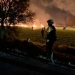 Militares mexicanos observan las llamas tras la ruptura de un ducto en el municipio de Tlahuelilpán, en Hidalgo, México. 18 de enero de 2019. Secretaría de Defensa Nacional (SEDENA)/vía REUTERS. ATENCIÓN EDITORES - ESTA IMAGEN HA SIDO ENTREGADA POR UN TERCERO.