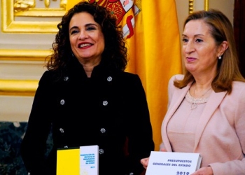 En la imagen, la ministra de Hacienda, María Jesús Montero, y la presidenta del Congreso, Ana Pastor, en la presentación de la propuesta de presupuestos generales para 2019 en el Parlamento, Madrid, España, 14 de enero de 2019. REUTERS/Juan Medina