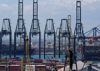 Grúas y contenedores en el puerto de Valencia.