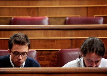 Errejón e Iglesias en sus escaños del Parlamento. REUTERS