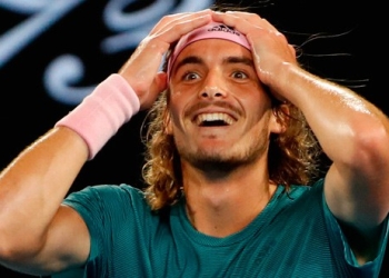 Un Tsitsipas en éxtasis luego de derrotar al multicampeón Roger Federer. REUTERS