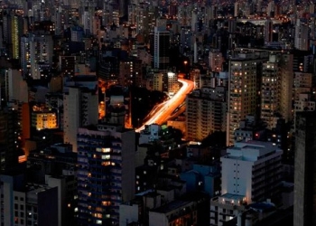 En la imagen de archivo una vista general muestra edificios y automóviles que circulan por una avenida principal en el centro de Sao Paulo, Brasil, el 1 de febrero de 2018. REUTERS/Paulo Whitaker