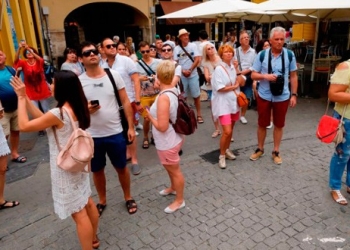 Un grupo de turistas en el centro de Valencia el 1 de septiembre de 2017. REUTERS/Heino Kalis