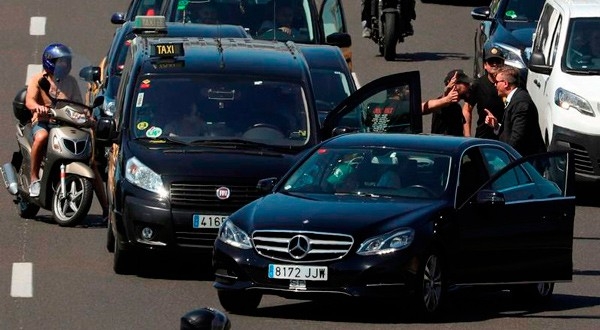 Taxistas discuten con el conductor de un VTC no identificado durante una huelga de taxistas contra lo que consideran competencia desleal de los VTC, en Barcelona, 26 de julio de 2018. REUTERS/Albert Gea
