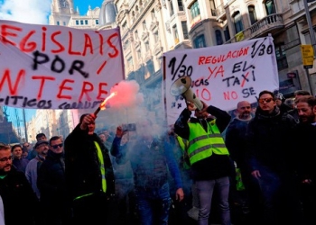 Taxistas protestan con bengalas y pancartas en Madrid. REUTERS