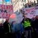 Taxistas protestan con bengalas y pancartas en Madrid. REUTERS