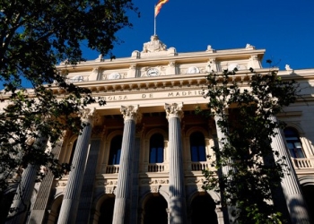 En la imagen de archivo, una bandera española ondea sobre el edificio de la bolsa de Madrid el 1 de junio de 2016. REUTERS/Juan Medina