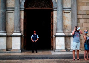 En la imagen, turistas hacen fotos en el exterior del Palau de la Generalitat en Barcelona, el 9 de octubre de 2017. REUTERS/Iván Alvarado