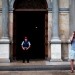 En la imagen, turistas hacen fotos en el exterior del Palau de la Generalitat en Barcelona, el 9 de octubre de 2017. REUTERS/Iván Alvarado