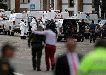 Policías y personal de seguridad en la academia policial donde explotó el coche bomba en Bogotá. REUTERS/Luisa González