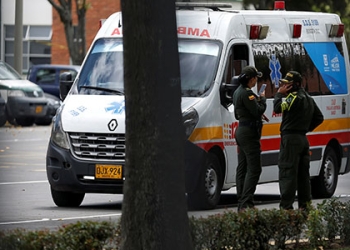 Policías y personal de seguridad en el lugar donde explotó el carro bomba en Bogotá. REUTERS/Luisa González