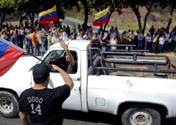 Opositores al gobierno venezolano de Nicolás Maduro protestan en las calles de Caracas