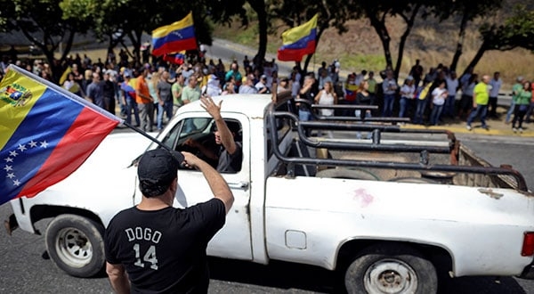 Opositores al gobierno venezolano de Nicolás Maduro protestan en las calles de Caracas