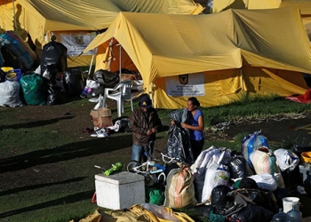 A muy tempranas horas de la mañana los refugiados venezolanos debieron empacar sus pertenencias / REUTERS