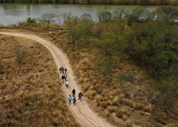 Migrantes mexicanos logran sortear la seguridad hasta llegar al estado fronterizo de Texas, EEUU.