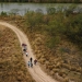 Migrantes mexicanos logran sortear la seguridad hasta llegar al estado fronterizo de Texas, EEUU.