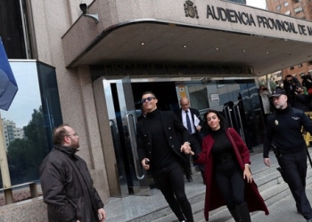 Cristiano Ronaldo y su novia, Georgina Rodríguez, salen de la Audiencia Provincial de Madrid /REUTERS