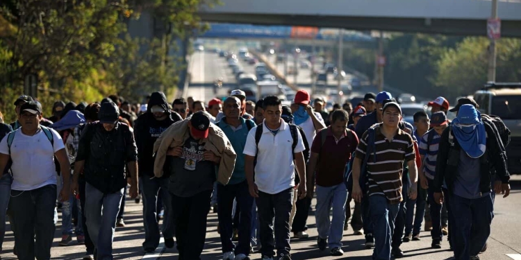 Los migrantes salvadoreños avanzan en una nueva caravana que se propone llegar a Estados Unidos a través de la frontera mexicana. REUTERS/José Cabezas