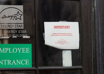 Cartel de cierre en entrada de personal de la Agencia de Protección Ambiental de EEUU.